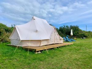 托波因特Tregantle Farm Eco GLAMPSITE的田野木平台上的大型帐篷