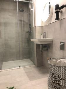 明斯特StadtHeimat29的带淋浴和盥洗盆的浴室