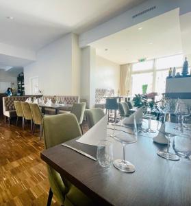 美因河畔法兰克福帕拉贡公寓式酒店的一间带长桌和椅子的用餐室