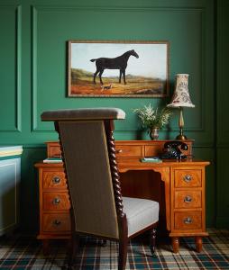 纽卡斯尔Slieve Donard的一间设有书桌的房间,墙上挂有一幅马画
