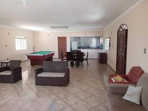 博图卡图casa c/4 dormitórios e piscina的带沙发和台球桌的客厅