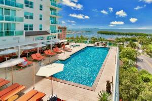 迈阿密Balcony Ocean View ! Pool - WiFi - Gym - Parking的度假村游泳池的图片