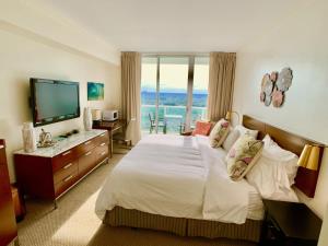 迈阿密Balcony Ocean View ! Pool - WiFi - Gym - Parking的酒店客房设有一张大床和一台电视。