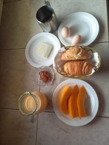 PaloraFinca La Esperanza的餐桌上放着鸡蛋和面包等食物