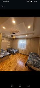 盖贝莱Cehrayı Villa的客房设有两张床,铺有木地板。