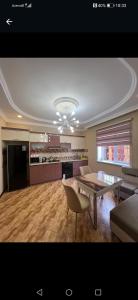 盖贝莱Cehrayı Villa的一间带桌子的客厅和一间厨房