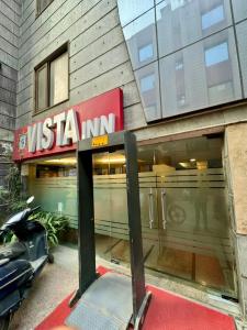 新德里Hotel Vista Inn, Karol Bagh, New Delhi - Near Metro的建筑前的美国旅馆标志