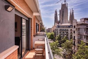 巴塞罗那Apartaments Marina - Abapart的市景阳台配有桌椅。