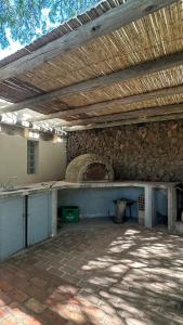 圣地亚哥-德尔埃斯特罗Reserva Natural RG的建筑中带石炉的户外厨房