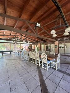 圣地亚哥-德尔埃斯特罗Reserva Natural RG的庭院配有桌椅、桌子和桌椅
