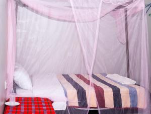 KimanaVINTEX GUEST HOUSE的帐篷内一间卧室,配有一张床