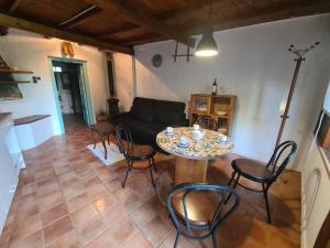 Valdaliga Refugio Finca El Canu的客厅配有桌椅