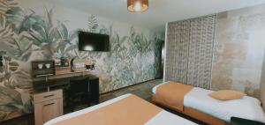阿尔比尼博威特磨坊酒店的一间卧室配有一张床、一张书桌和一台电视。