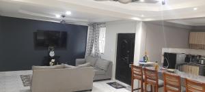 KasoaLovely 2-Bed Apartment in Kaosa的客厅配有沙发和桌子