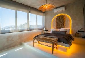 博德鲁姆Noi Hotel Bodrum的一间卧室设有一张床和一个大窗户