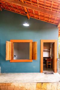 韦尔卡鲍Aconchegante Chale com Wi-Fi no Vale do Capao-BA的一座带木柜的蓝色墙壁的房子
