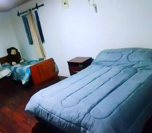 弗赖本托斯María Chusena alojamiento 3的一间卧室配有一张蓝色的大床和一张桌子