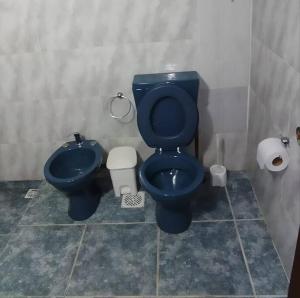 弗赖本托斯María Chusena alojamiento 3的浴室配有蓝色卫生间和坐浴盆。