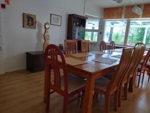 海门林纳Saarnimaja的一间带木桌和椅子的用餐室