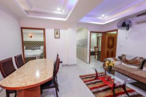 班加罗尔Falcon Suites Koramangala的客厅配有桌子和沙发