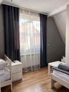 SkawaPokoje u Jasia i Małgosi的一间卧室设有大窗户和窗帘