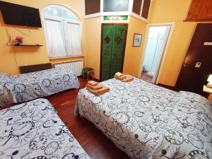 拉蒂纳casadolcecasalatina的一间设有两张床和绿门的房间