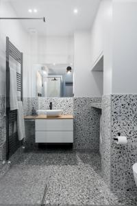 都灵[Centro Torino] Elegante e Moderno Bilocale的一间带水槽和镜子的浴室