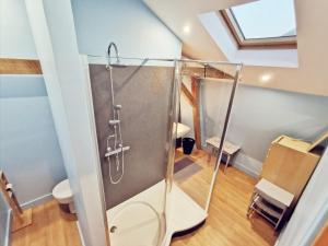 特鲁瓦Maison Vanier - Duplex - centre-ville - Mon Groom的带淋浴的浴室和玻璃墙