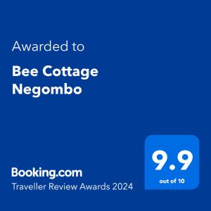 尼甘布Bee Cottage Negombo的蓝电话屏幕,文字被授予蜜蜂小屋新诺