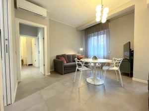 佩罗Domus Pyrus Apartments的客厅配有桌椅和沙发