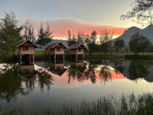 三百岭Numpu Baandin的日落时分在湖上建的小屋