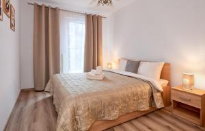 波兹南Poznań Airport Comfy Apartment的一间卧室配有一张床,床上有毛巾