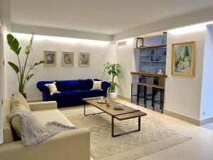 西迪·布·赛义德3 pieces spacieux avec verrières ouvrante的客厅配有蓝色的沙发和桌子