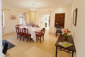 BolneyEast Lodge的厨房以及带桌椅的用餐室。