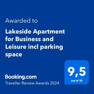 ChamLakeside Apartment for Business and Leisure incl parking space的蓝标,表示被授予可重新使用的商务和休闲旅馆停车场预约