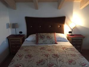 坎图La Villa Bianca Guest house的一间卧室配有一张带2个床头柜的大床