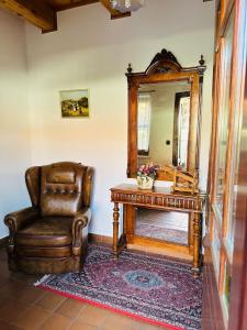 莫尔Öreg Prés Butikhotel的椅子和镜子