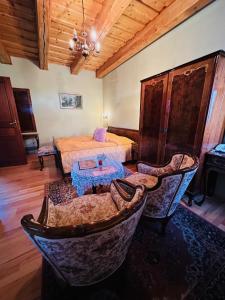 莫尔Öreg Prés Butikhotel的卧室配有一张床和一张桌子及椅子