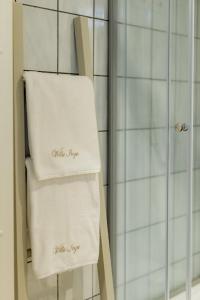 莱西威拉因加宾馆的浴室毛巾架上的毛巾
