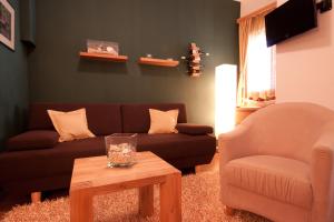 格拉达茨马哥孛罗精品酒店的客厅配有沙发、椅子和桌子