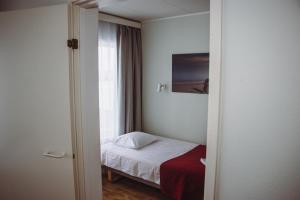 哈普萨卢Hotel Promenaadi的一间小卧室,配有床和窗户