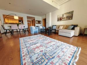 迪拜Seaside Serenity Residence Elegant 1BR Escape in Palm Jumeirah by La Buena vida holiday homes的带沙发和地毯的客厅