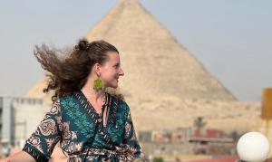 开罗Pyramids moon view的一位妇女站在金字塔前