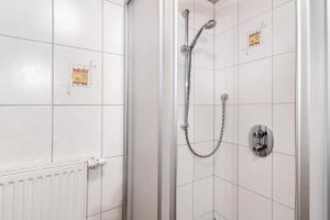 木楞巴赫Prinzbachhof的浴室铺有白色瓷砖,设有淋浴。