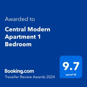 埃尔哥茨拉Central Modern Apartment 1 Bedroom的蓝色的屏幕,文字被授予中央现代公寓卧室