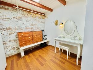 费拉古多Central Cozy Home Ferragudo的浴室设有白色水槽和镜子