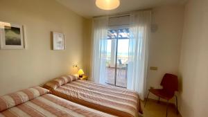 拉梅特拉·德·玛尔Residencial Marina de Port的一间卧室设有一张床和一个大窗户