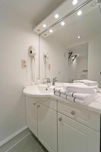 布永全景酒店的白色的浴室设有水槽和镜子