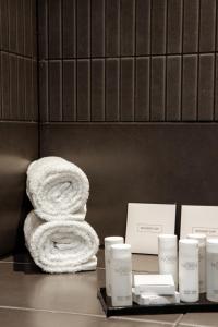多切斯特George Albert Hotel & Spa的一张桌子上方的毛巾