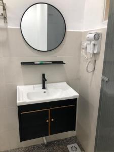 怡保SAMMY HOOMESTAY的浴室设有水槽和墙上的镜子